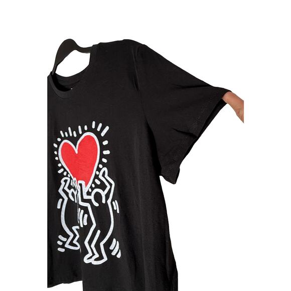 Gap x Keith Haring Women's Black Cropped T Shirt Men Holding Heart Love NWT L - Picture 4 of 6